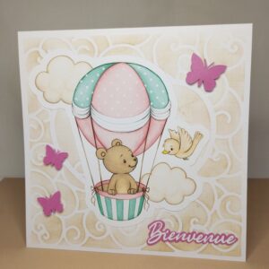Petit ours en montgolfière rose